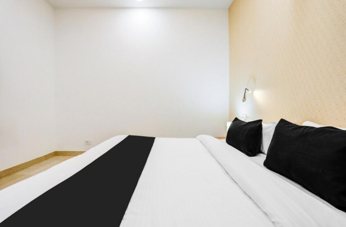 The Grand Blue Hotel Greater Noida Εξωτερικό φωτογραφία
