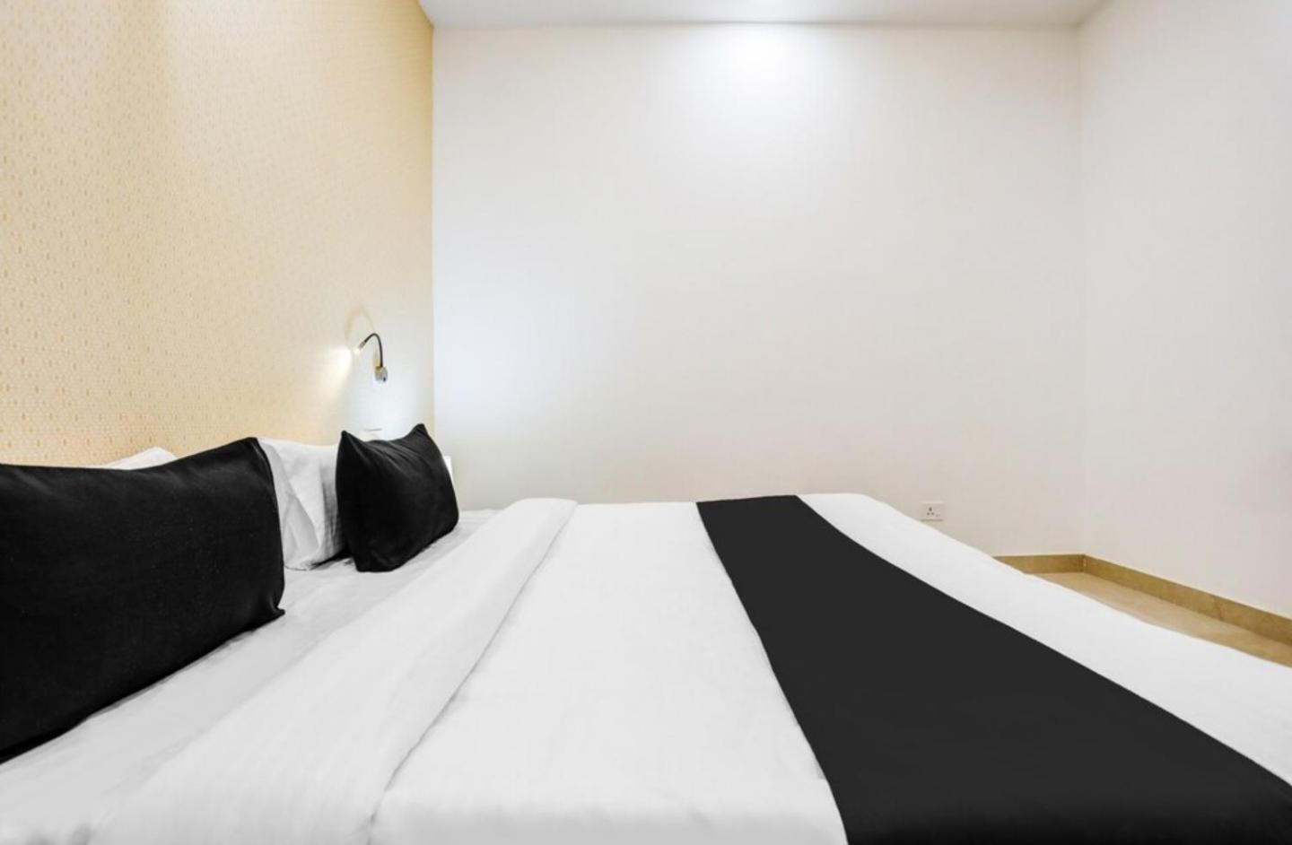 The Grand Blue Hotel Greater Noida Εξωτερικό φωτογραφία