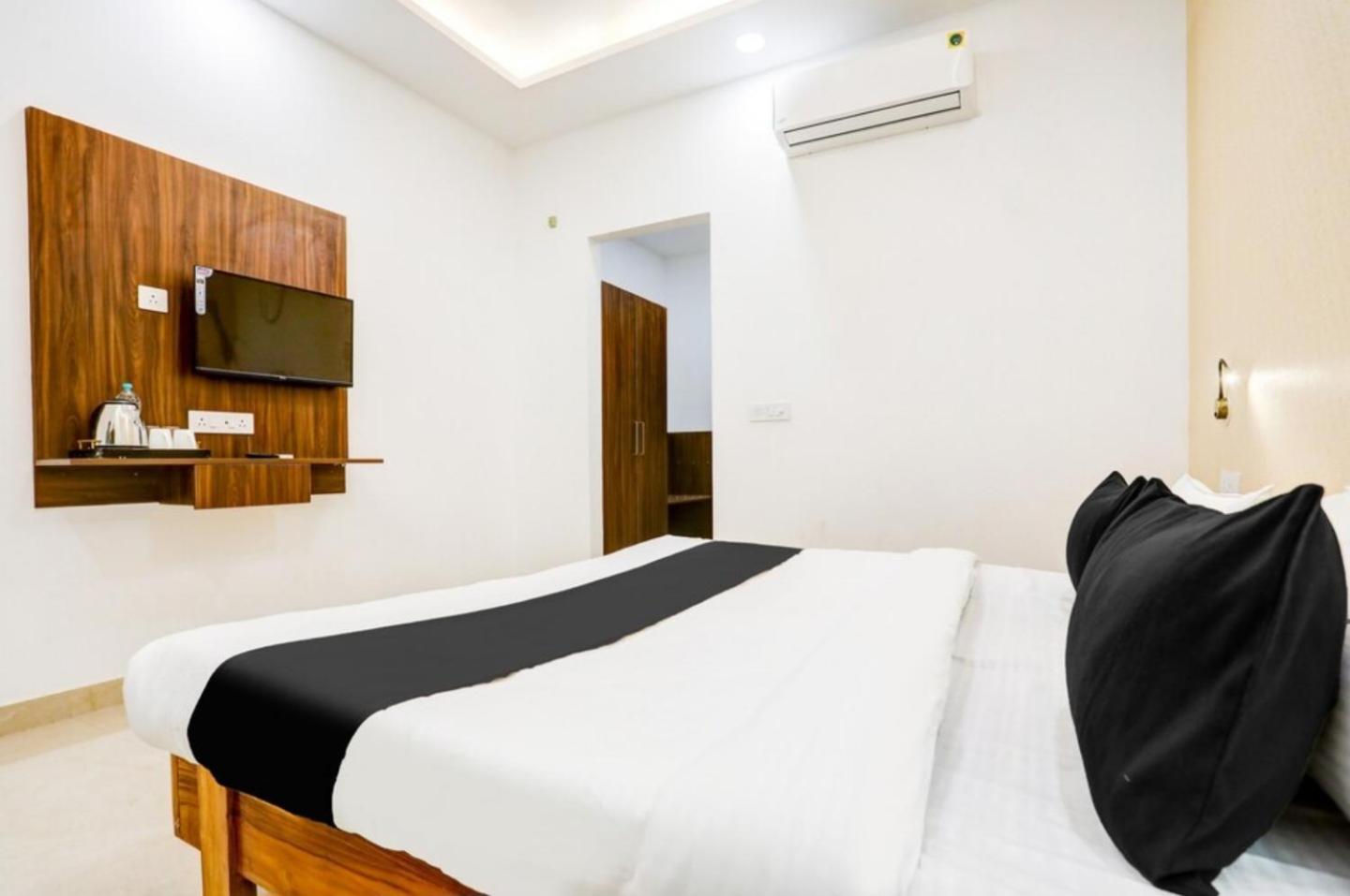 The Grand Blue Hotel Greater Noida Εξωτερικό φωτογραφία