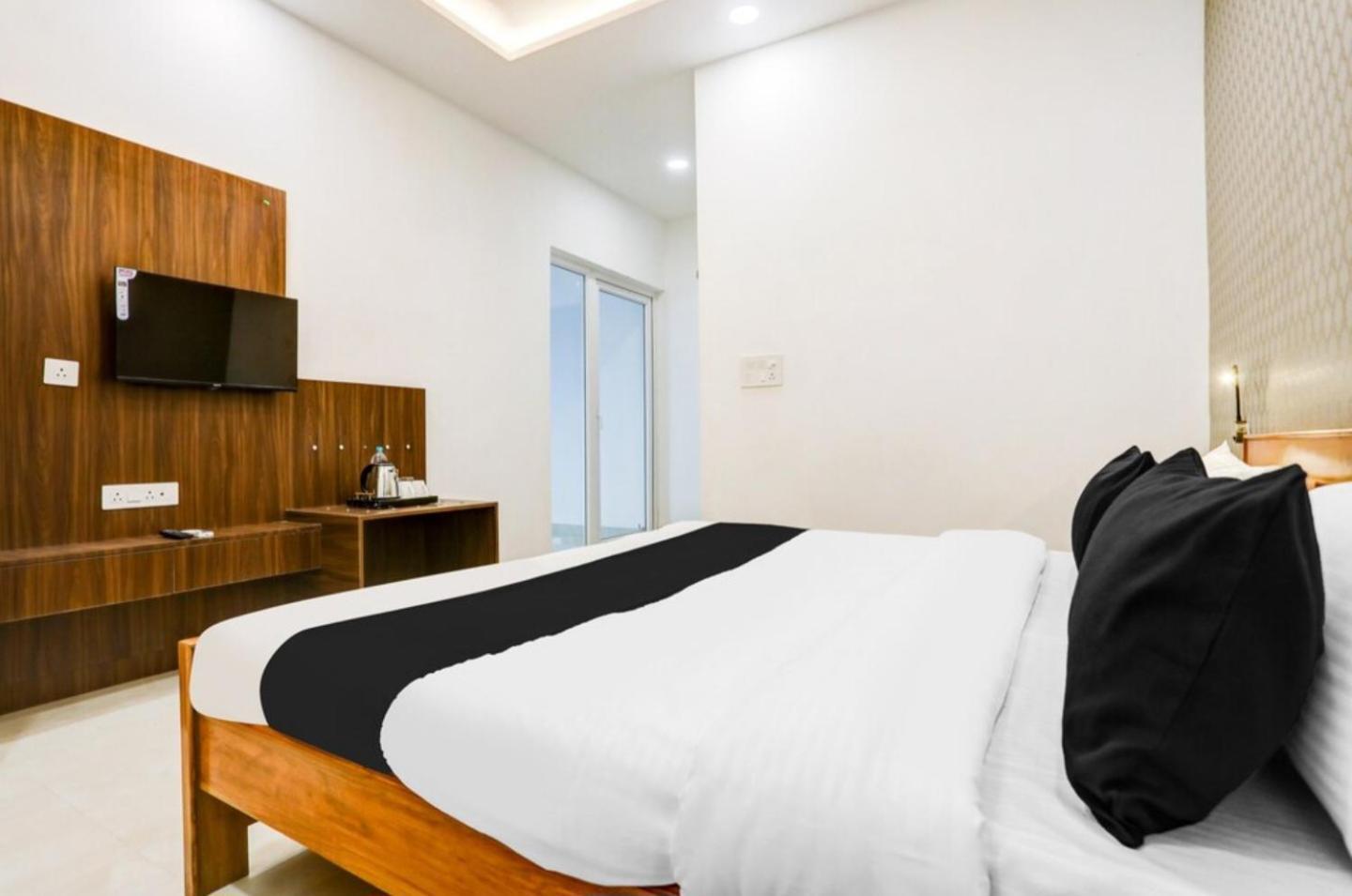 The Grand Blue Hotel Greater Noida Εξωτερικό φωτογραφία